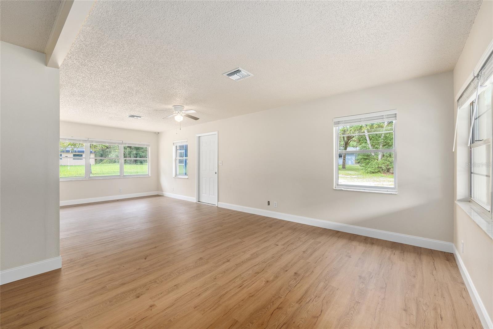 Listing photo id 11 for 1316 La Salle Street
