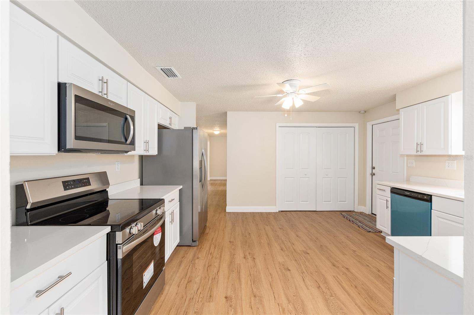 Listing photo id 15 for 1316 La Salle Street