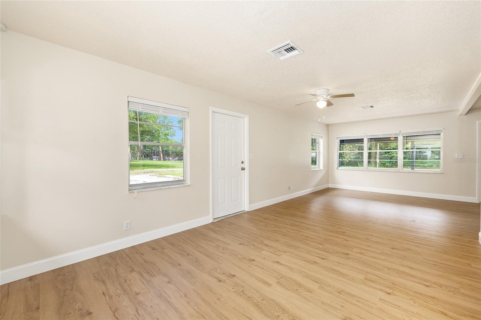 Listing photo id 6 for 1316 La Salle Street