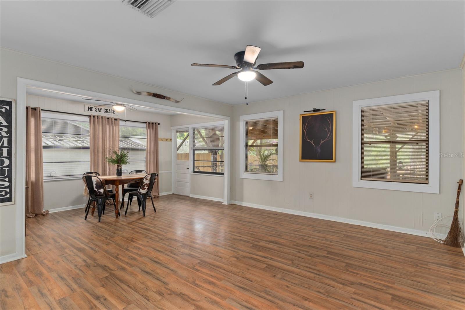 Listing photo id 8 for 353 Robin Hood Road