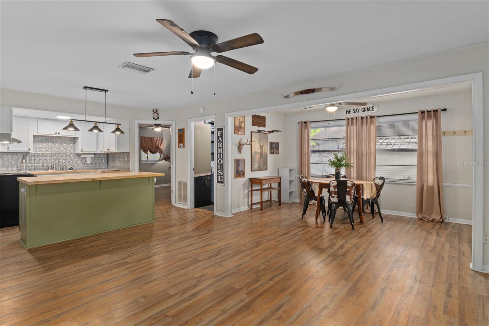 Listing photo id 9 for 353 Robin Hood Road