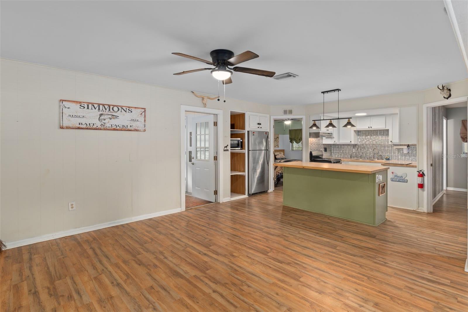 Listing photo id 11 for 353 Robin Hood Road