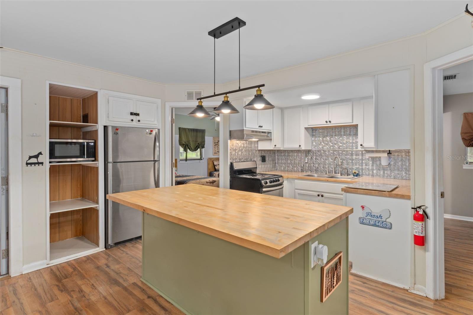 Listing photo id 12 for 353 Robin Hood Road