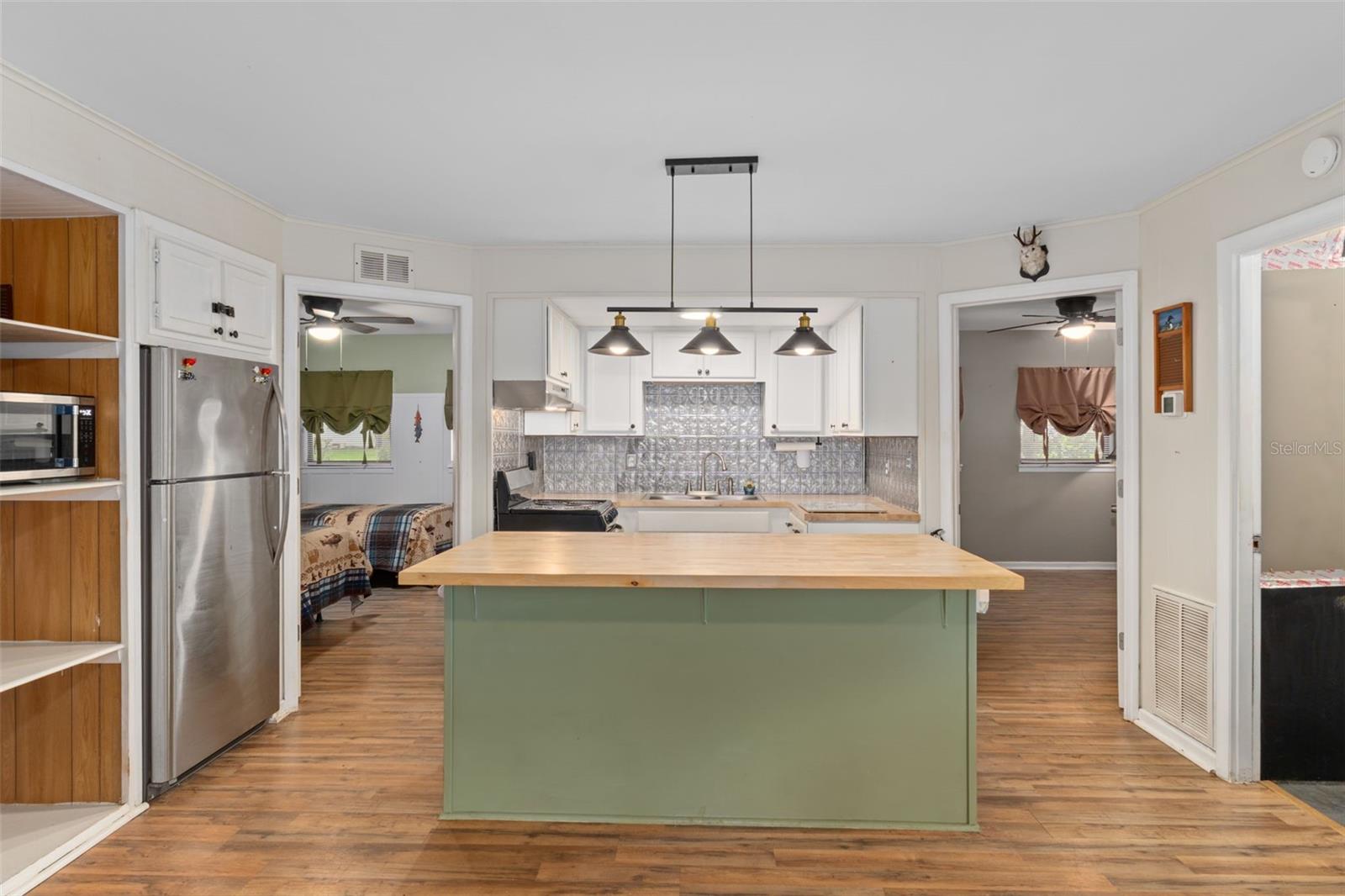 Listing photo id 13 for 353 Robin Hood Road