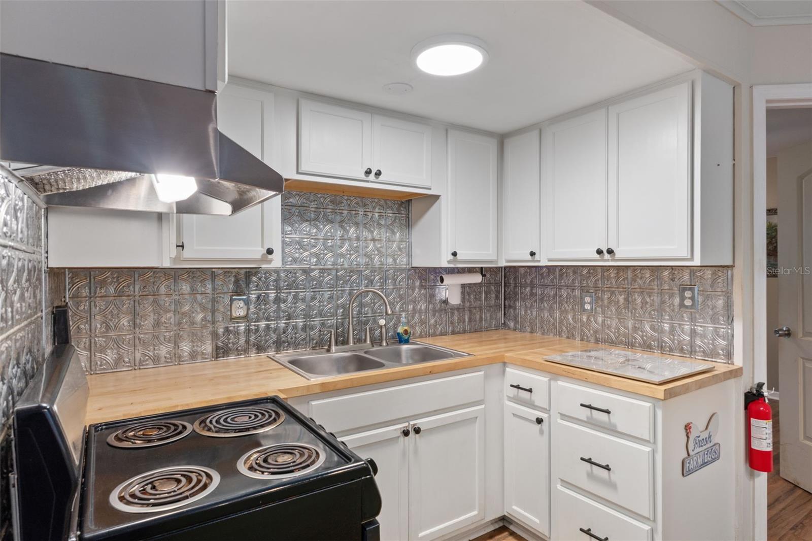 Listing photo id 15 for 353 Robin Hood Road