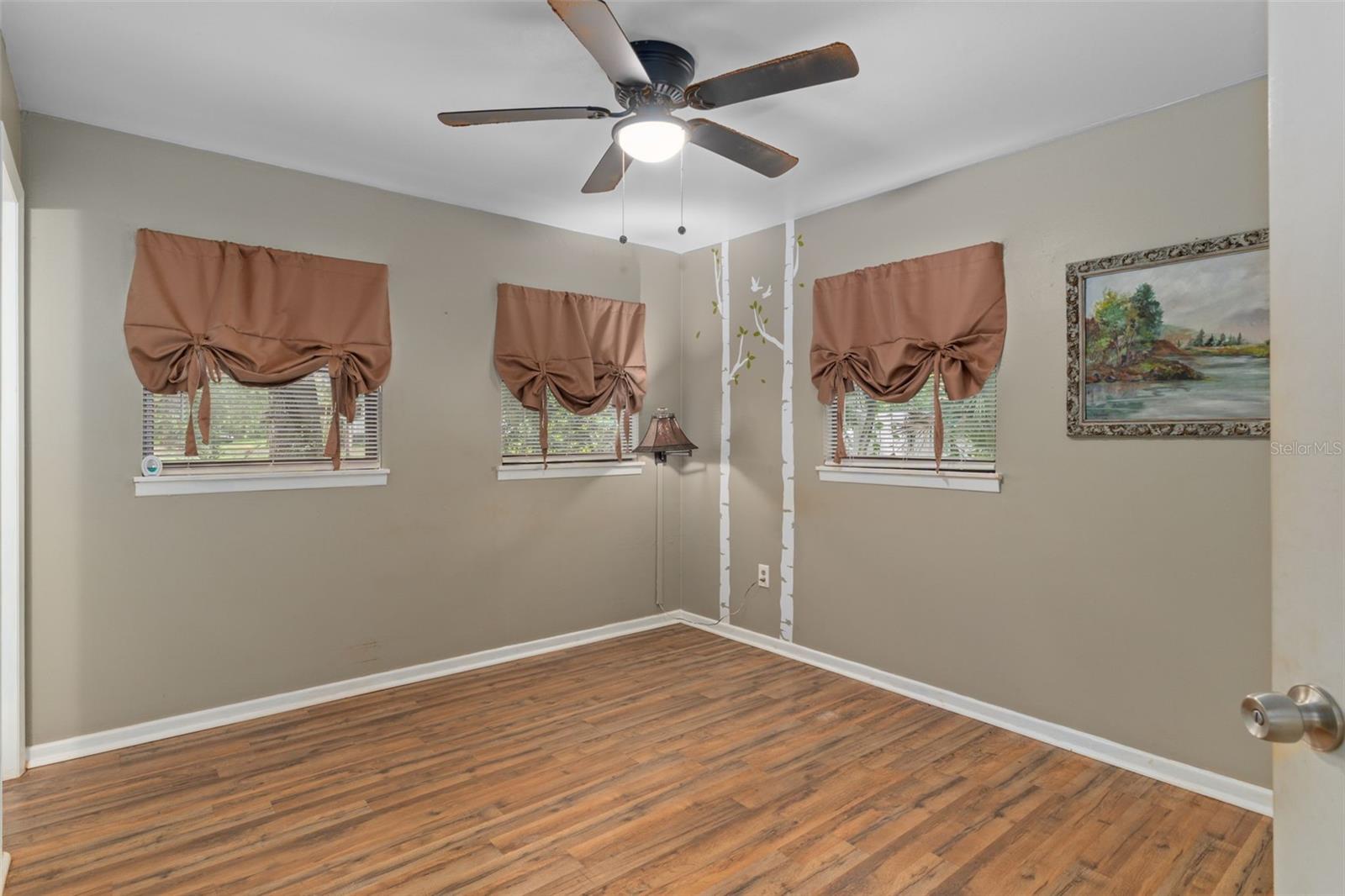 Listing photo id 20 for 353 Robin Hood Road