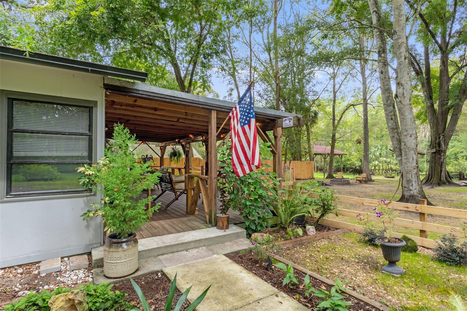 Listing photo id 32 for 353 Robin Hood Road