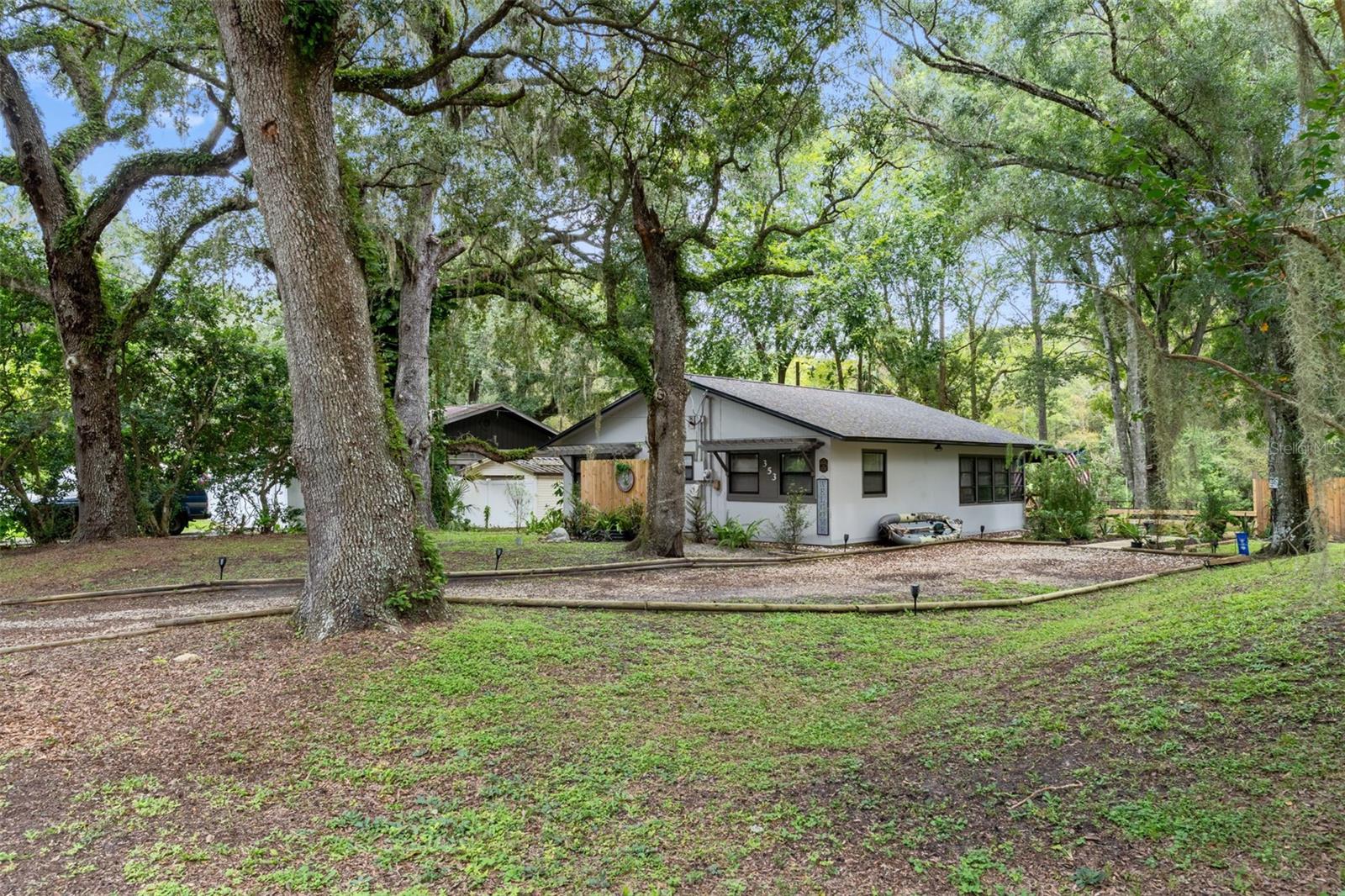 Listing photo id 2 for 353 Robin Hood Road