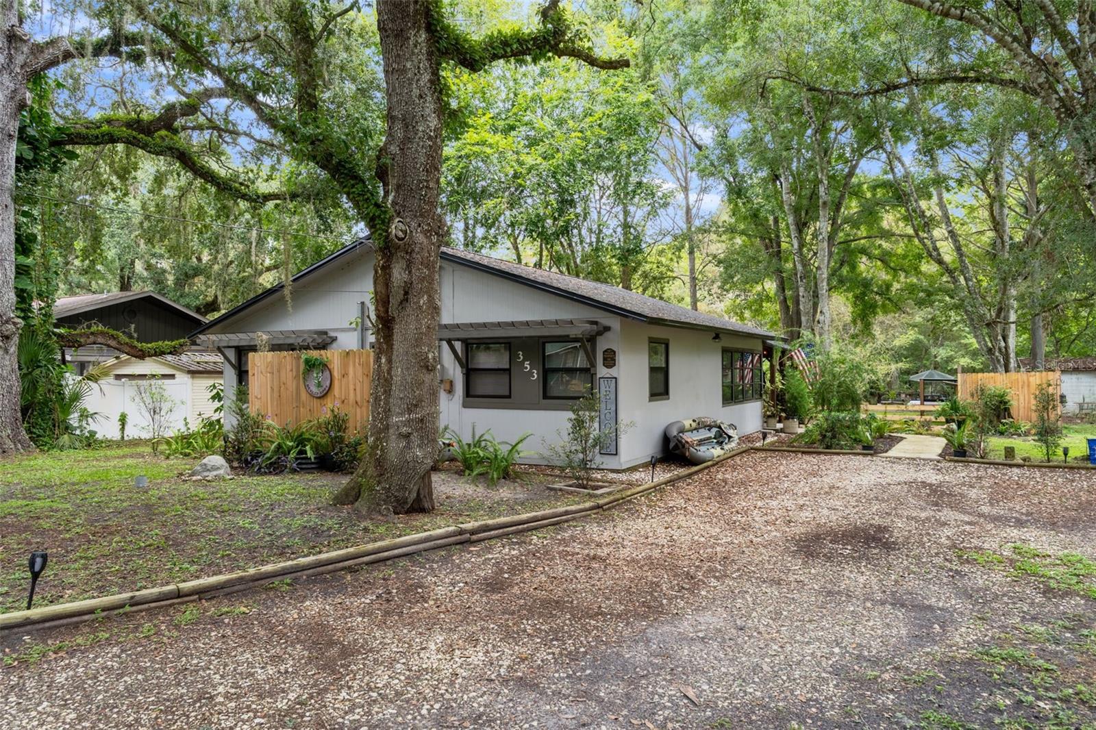 Listing photo id 3 for 353 Robin Hood Road