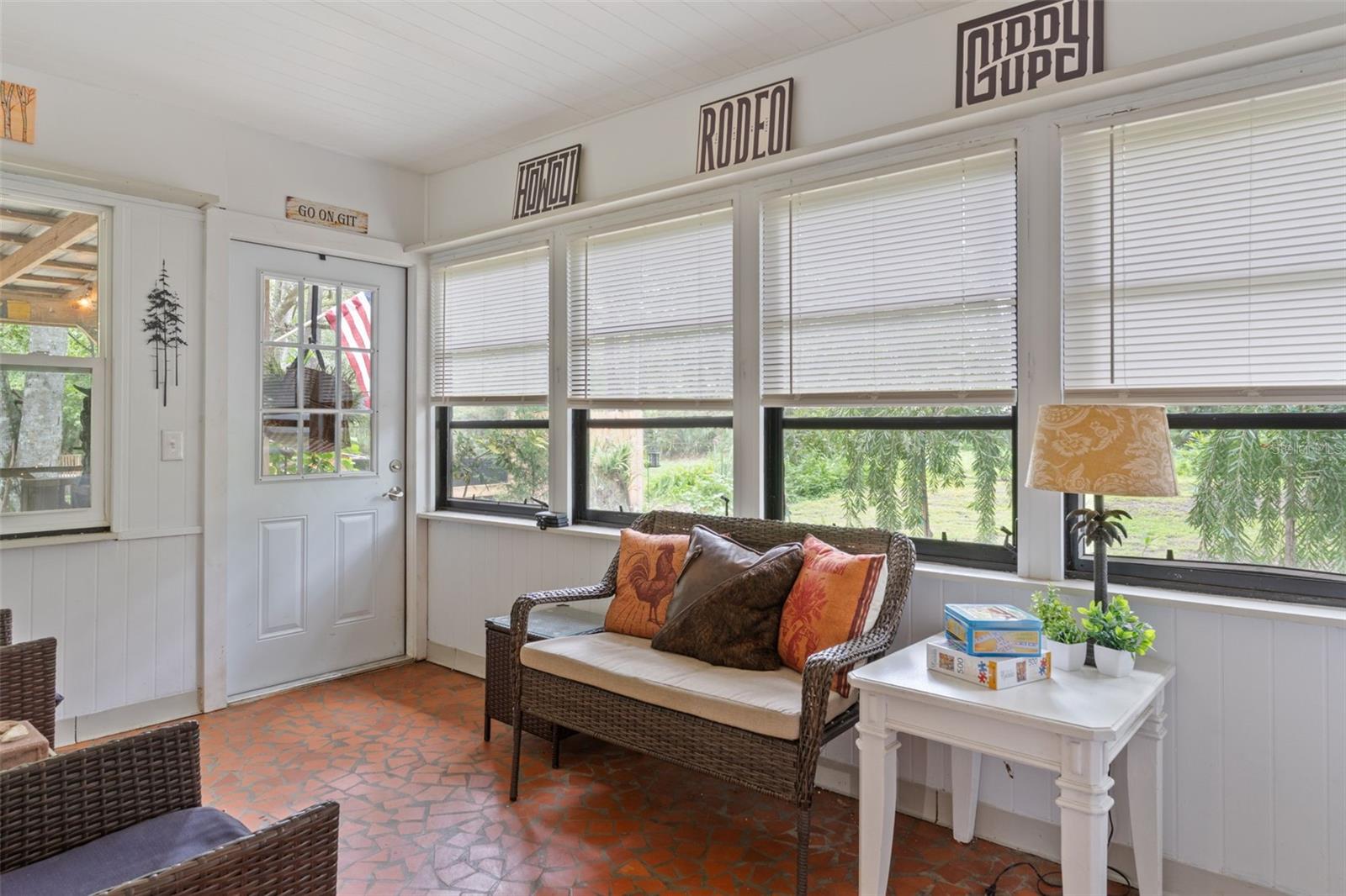 Listing photo id 7 for 353 Robin Hood Road