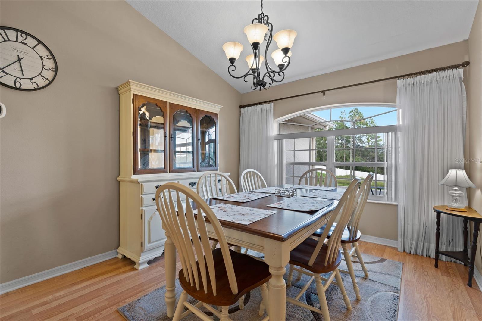 Listing photo id 9 for 5702 Claremont Drive