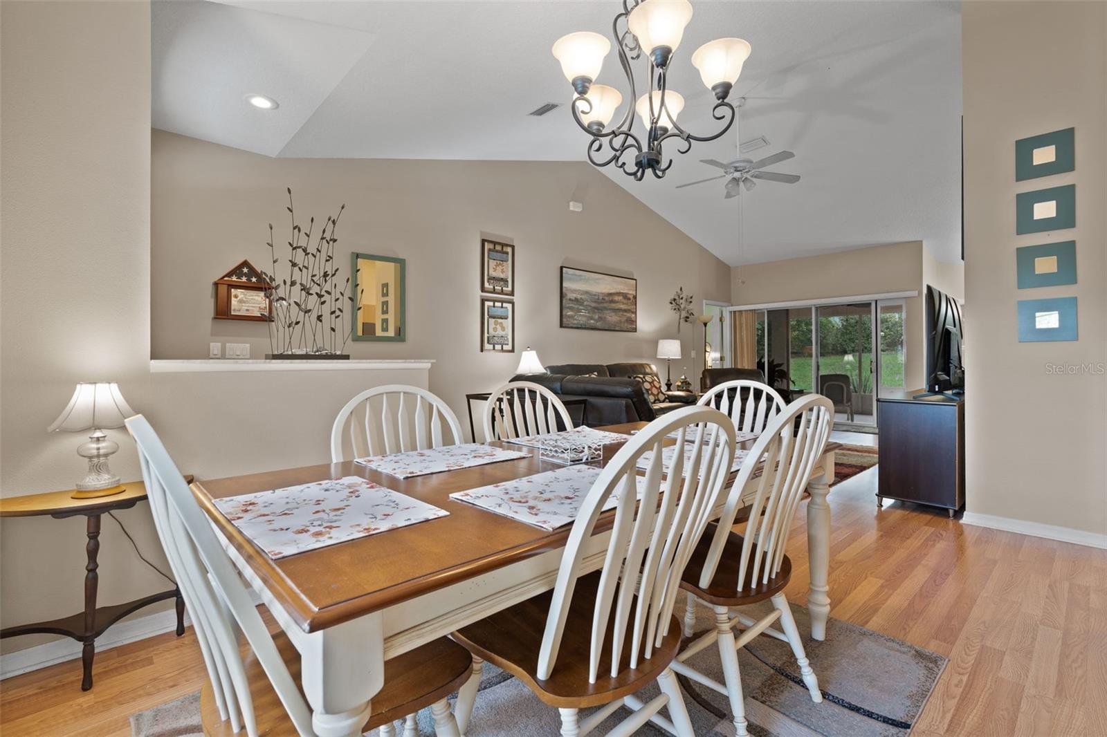 Listing photo id 10 for 5702 Claremont Drive