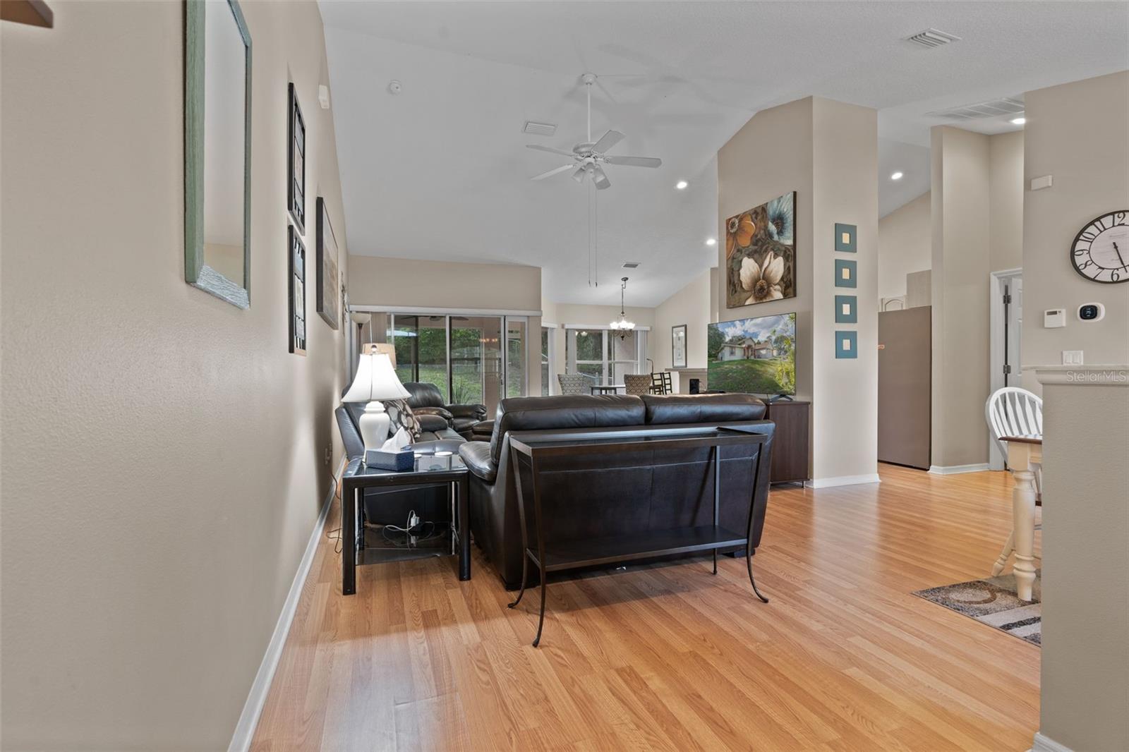 Listing photo id 11 for 5702 Claremont Drive