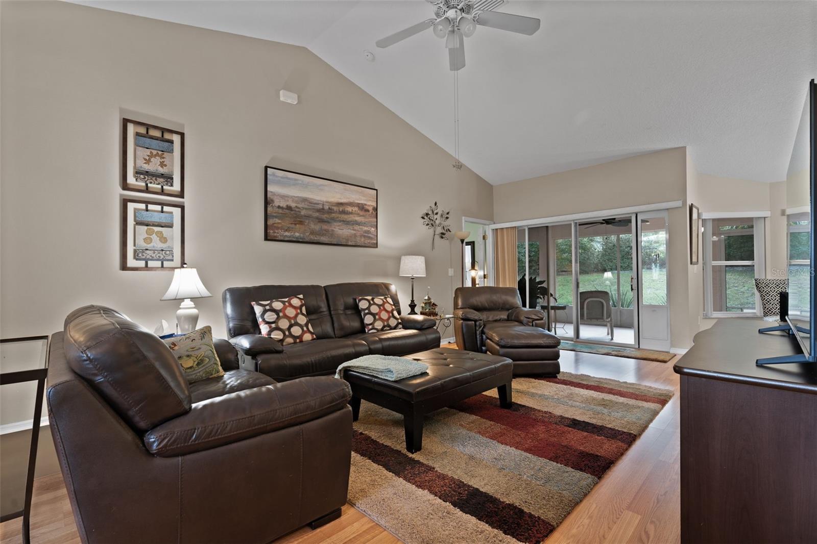 Listing photo id 12 for 5702 Claremont Drive