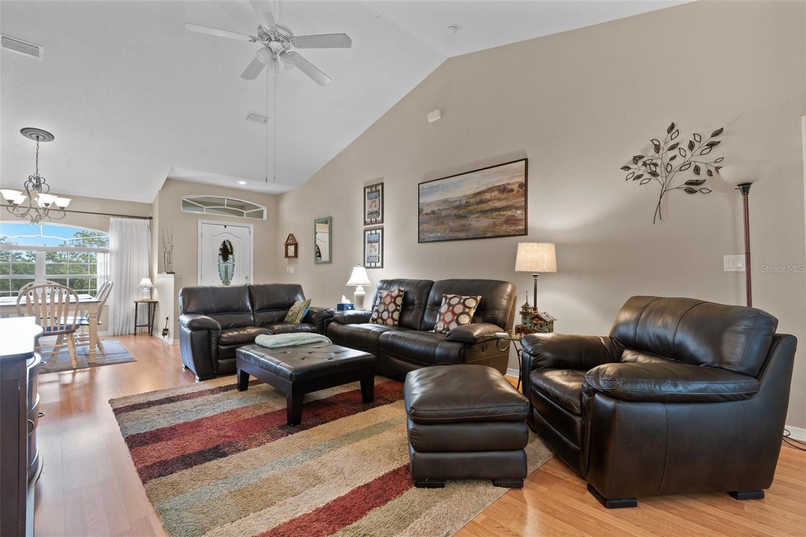 Listing photo id 13 for 5702 Claremont Drive