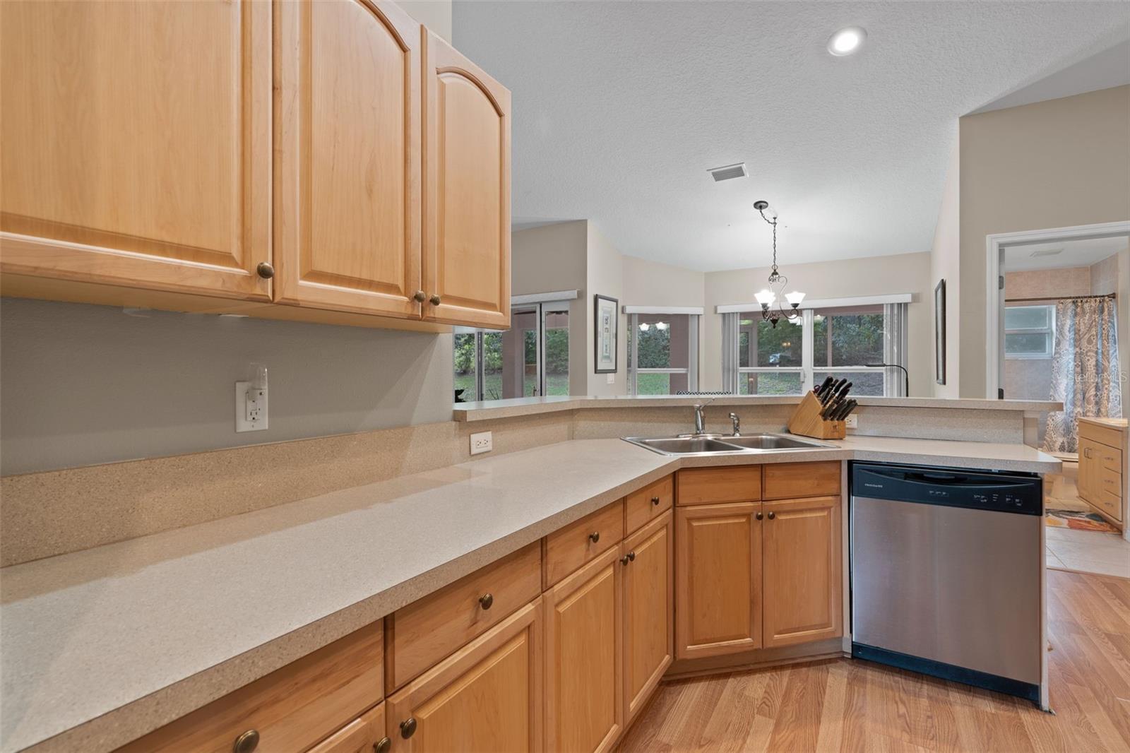 Listing photo id 14 for 5702 Claremont Drive