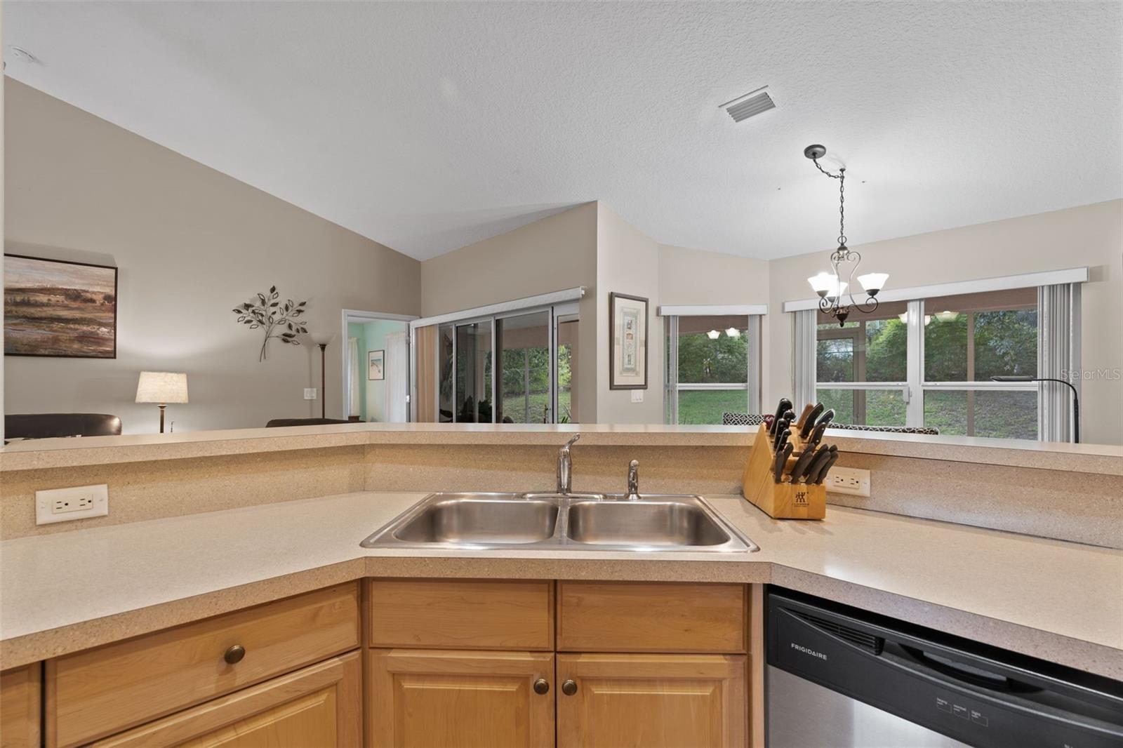 Listing photo id 15 for 5702 Claremont Drive
