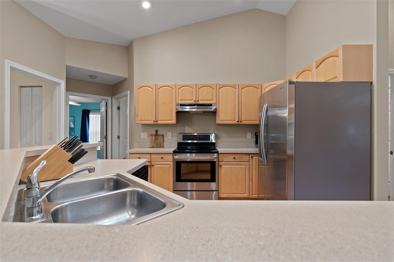 Listing photo id 16 for 5702 Claremont Drive