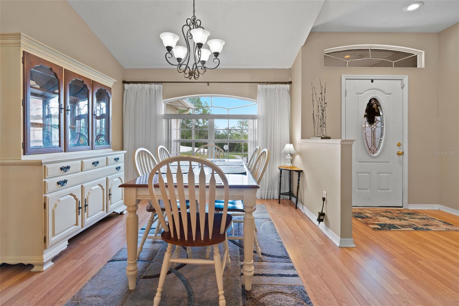Listing photo id 0 for 5702 Claremont Drive