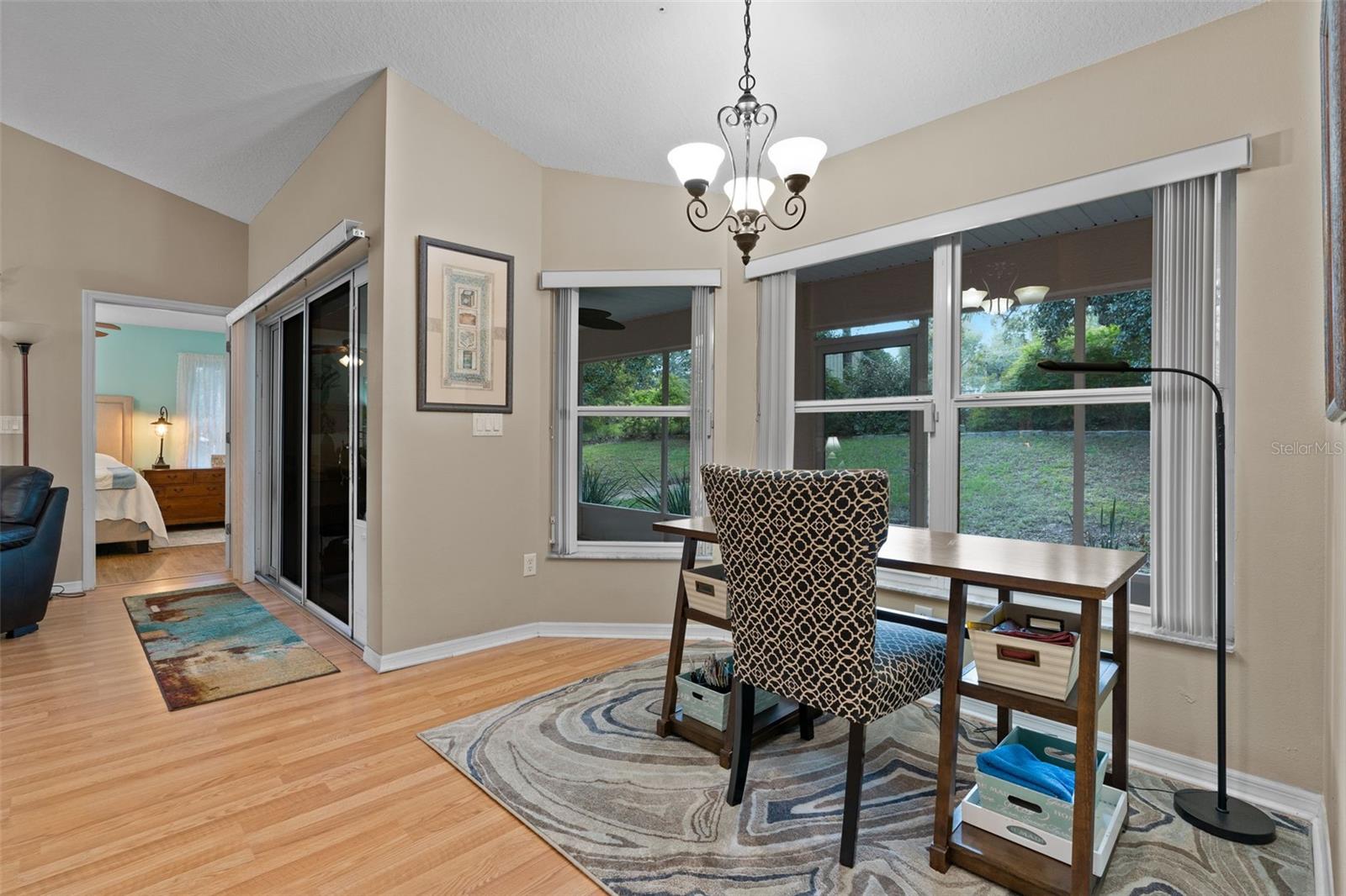 Listing photo id 18 for 5702 Claremont Drive