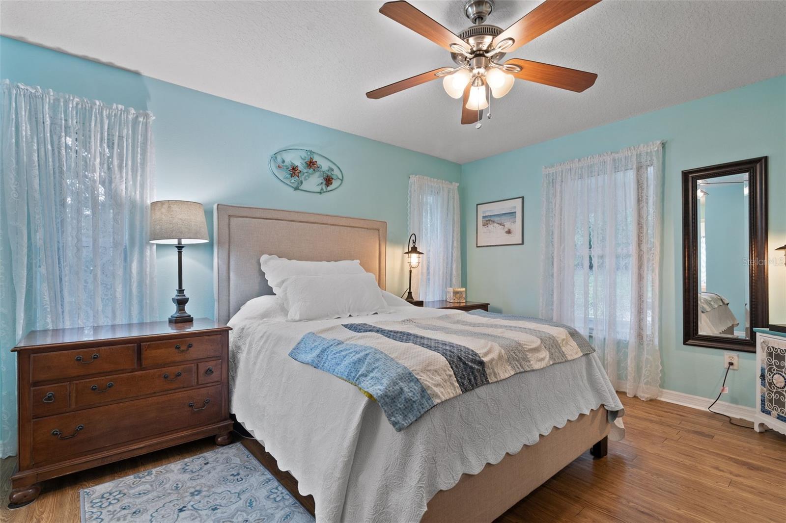 Listing photo id 19 for 5702 Claremont Drive