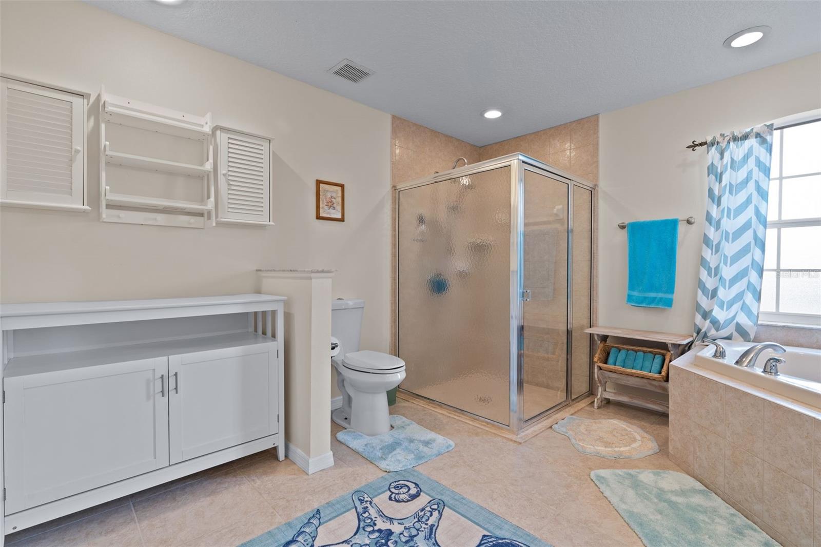 Listing photo id 20 for 5702 Claremont Drive