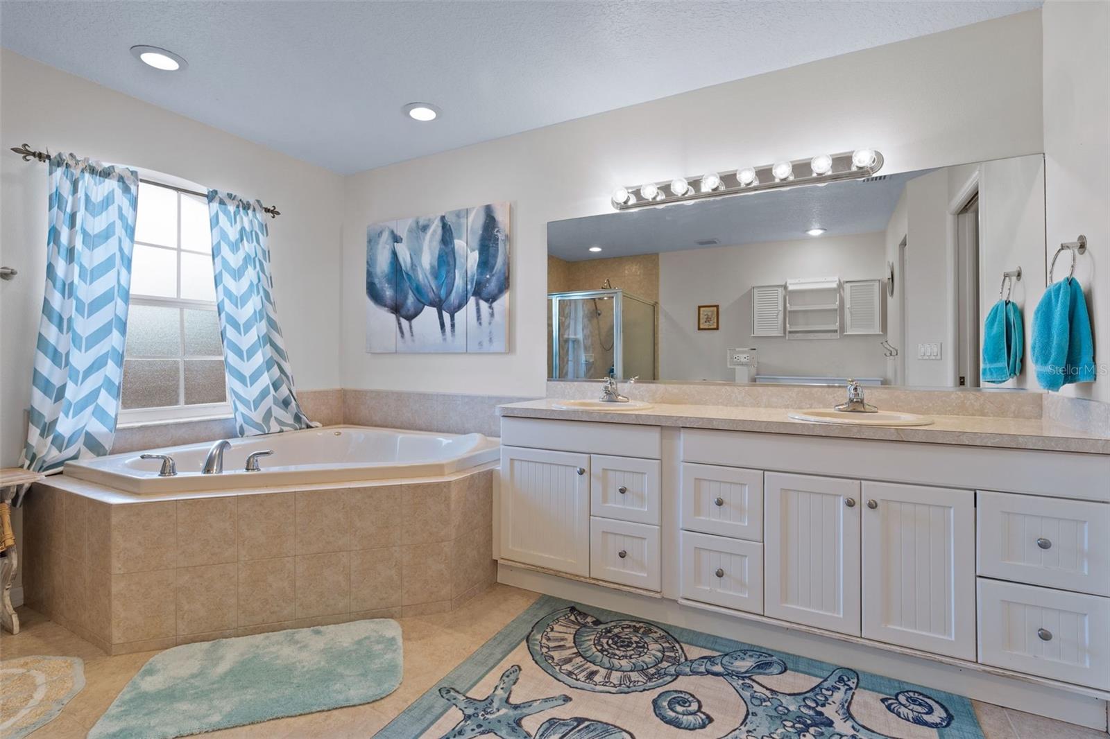 Listing photo id 21 for 5702 Claremont Drive