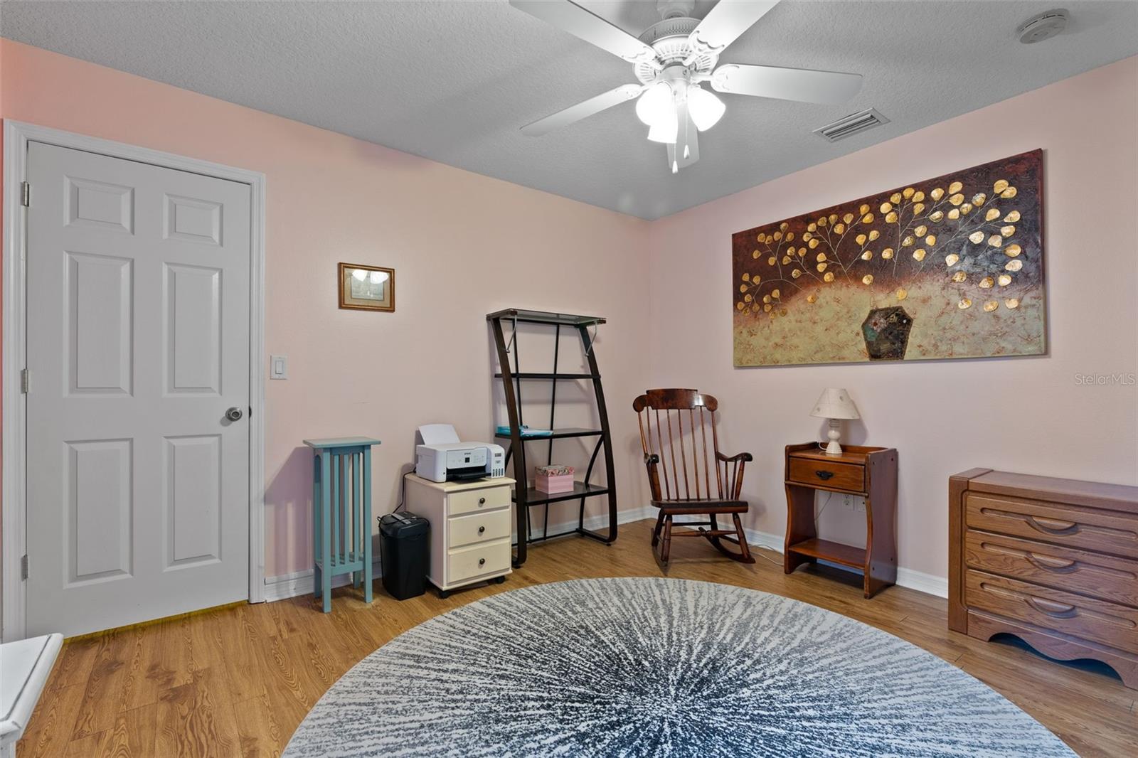 Listing photo id 24 for 5702 Claremont Drive