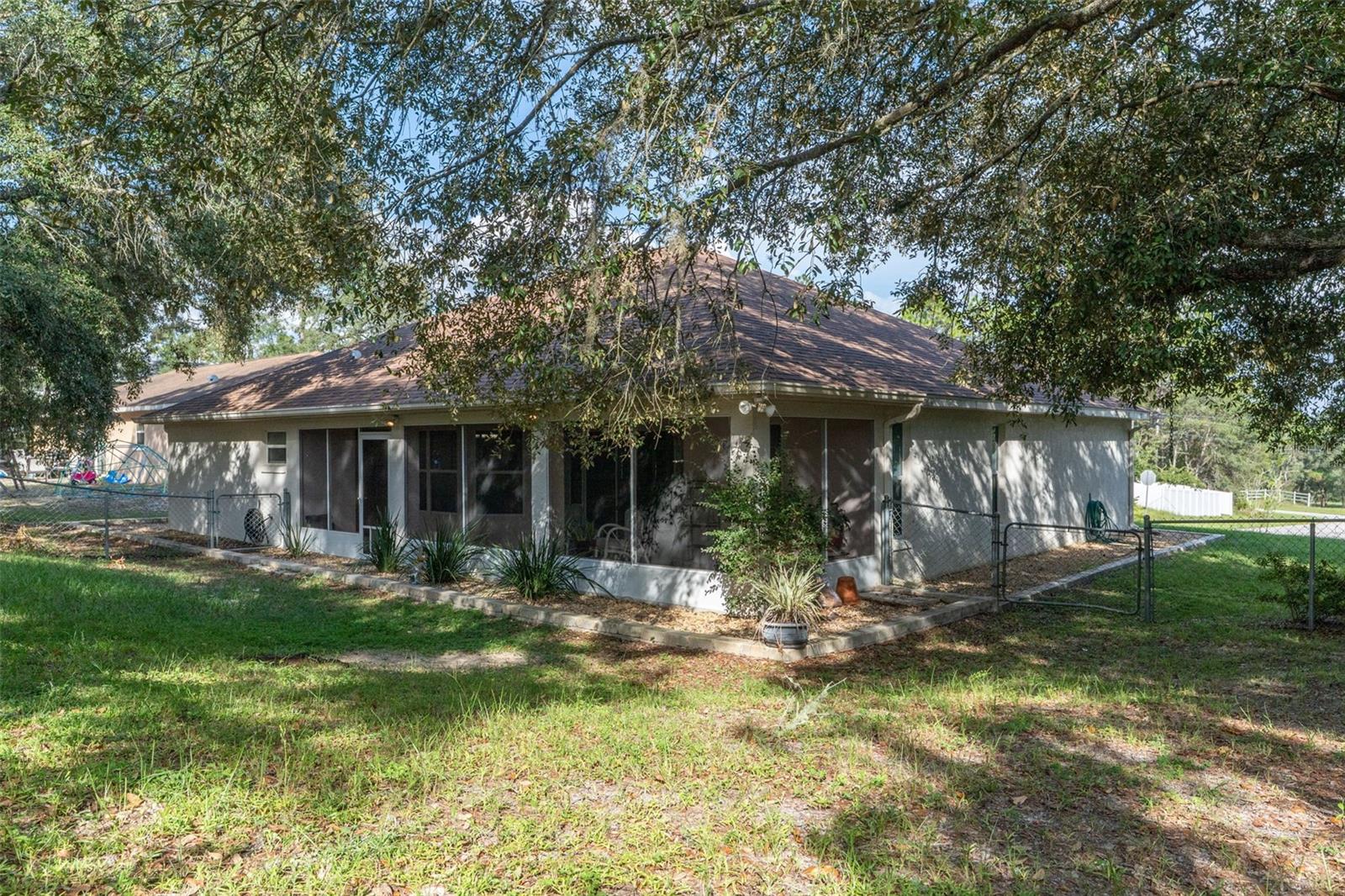 Listing photo id 30 for 5702 Claremont Drive