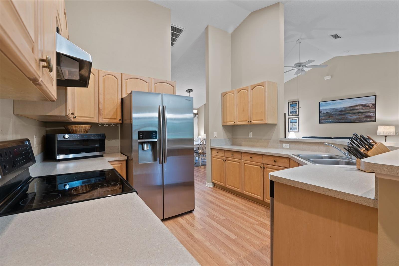 Listing photo id 2 for 5702 Claremont Drive