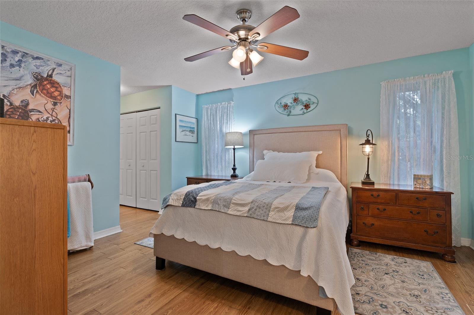 Listing photo id 3 for 5702 Claremont Drive