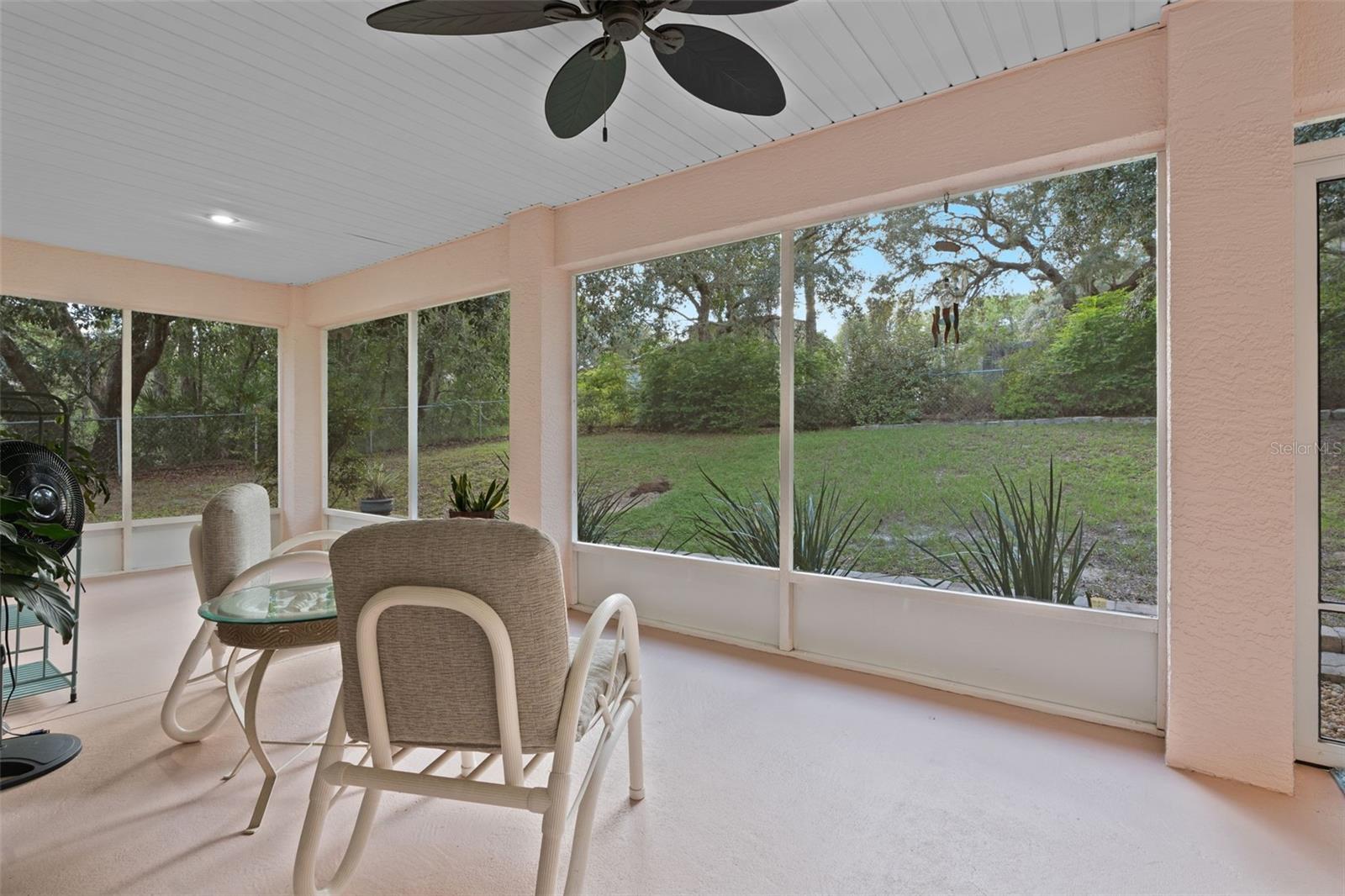 Listing photo id 4 for 5702 Claremont Drive