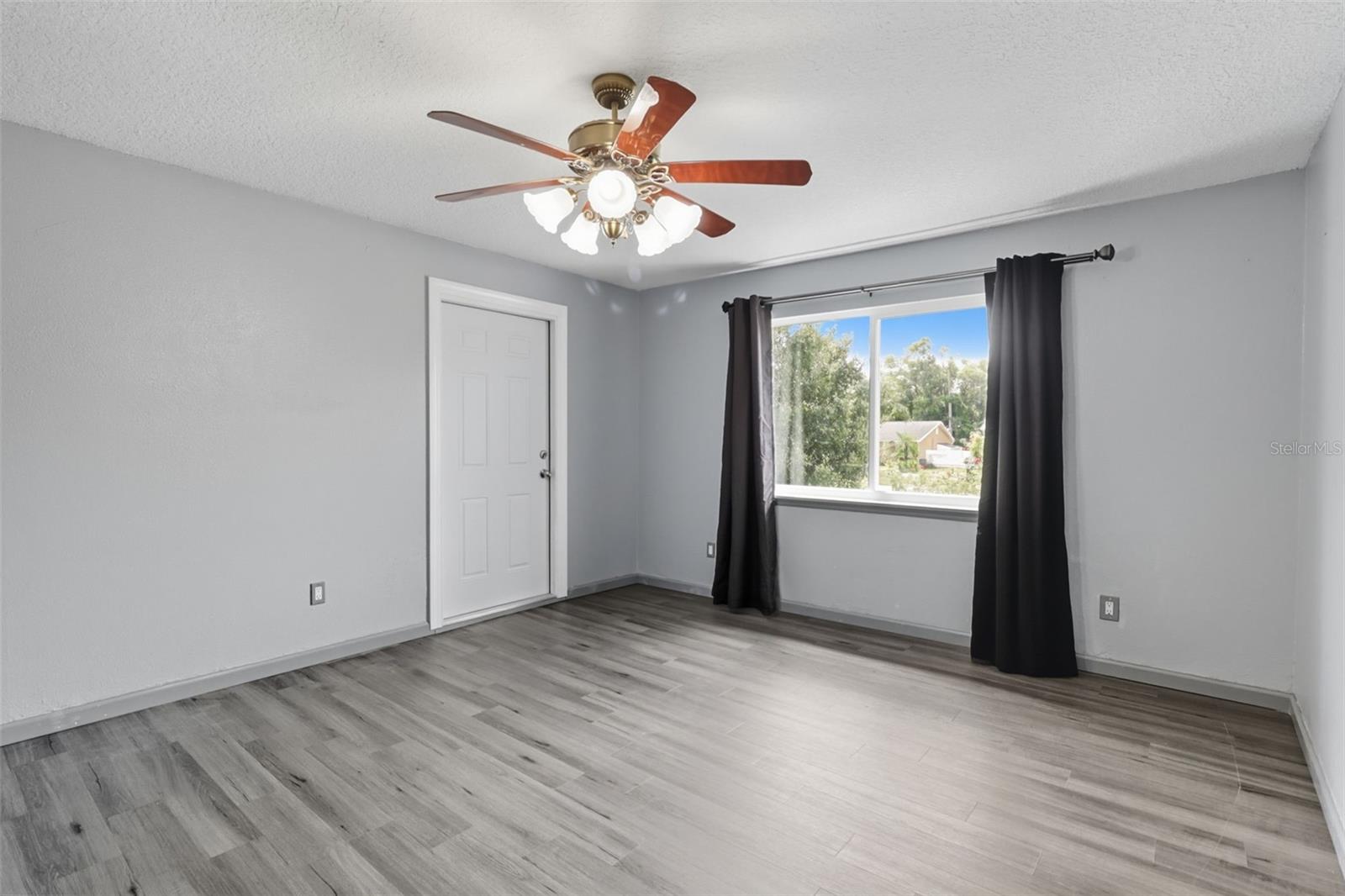 Image 16 of 44 For 2589 Knoll Street W