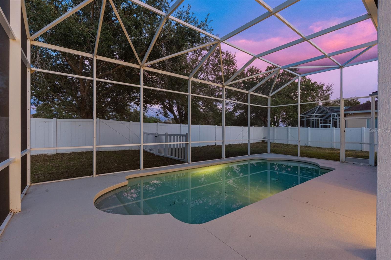 Image 21 of 25 For 6651 38th Lane E