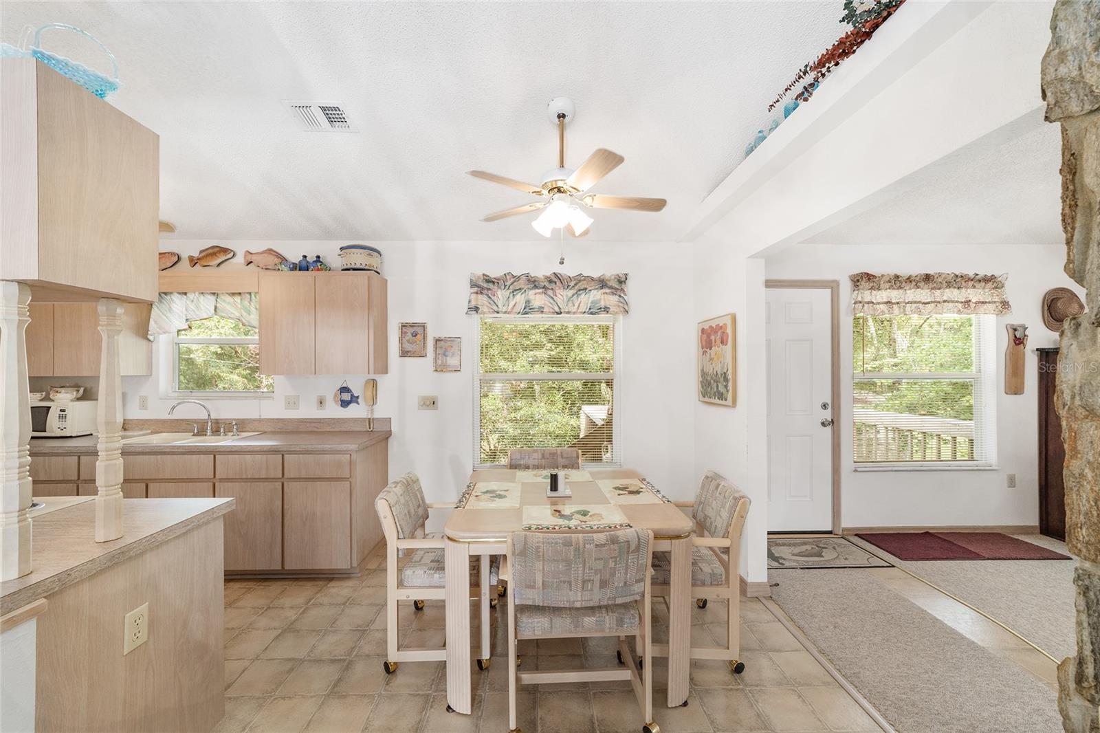 Listing photo id 12 for 5891 Cane Court