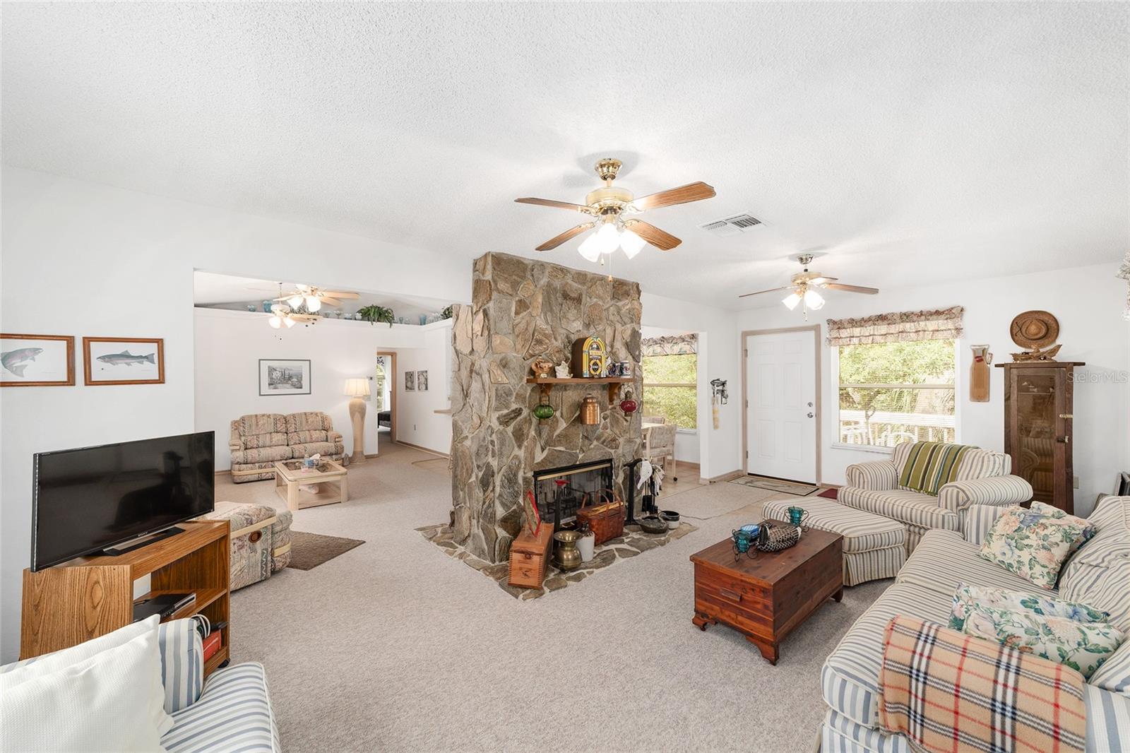 Listing photo id 4 for 5891 Cane Court