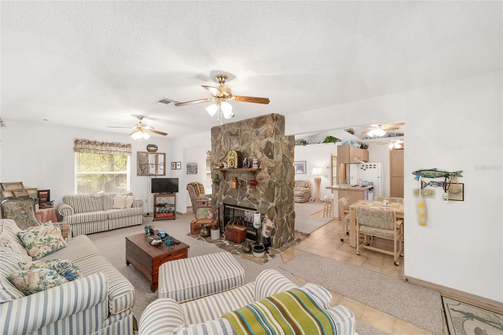 Listing photo id 5 for 5891 Cane Court