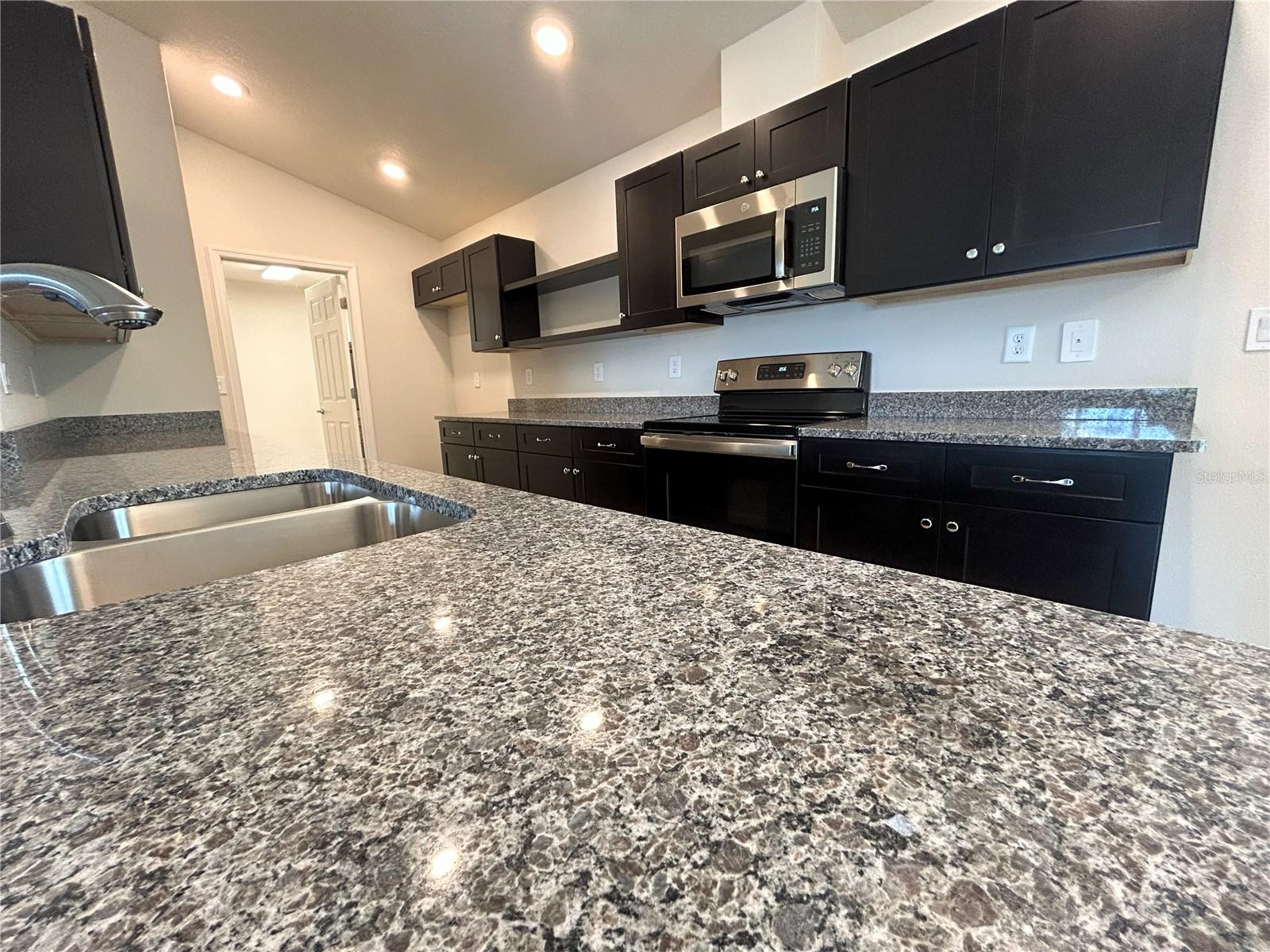 Listing photo id 3 for 8230 Wakefield Drive