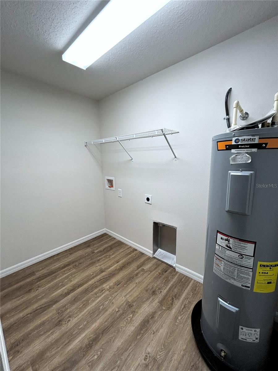 Listing photo id 5 for 8230 Wakefield Drive