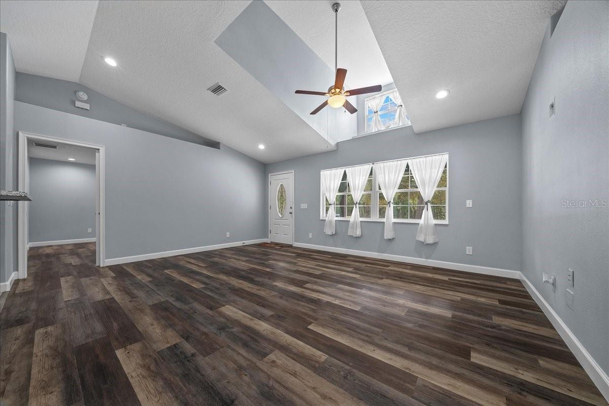 Listing photo id 7 for 385 Gamewell Lane