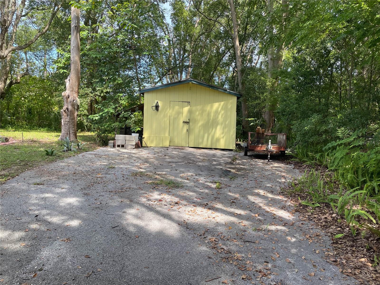 Listing photo id 8 for 901 Hartshorn Lane