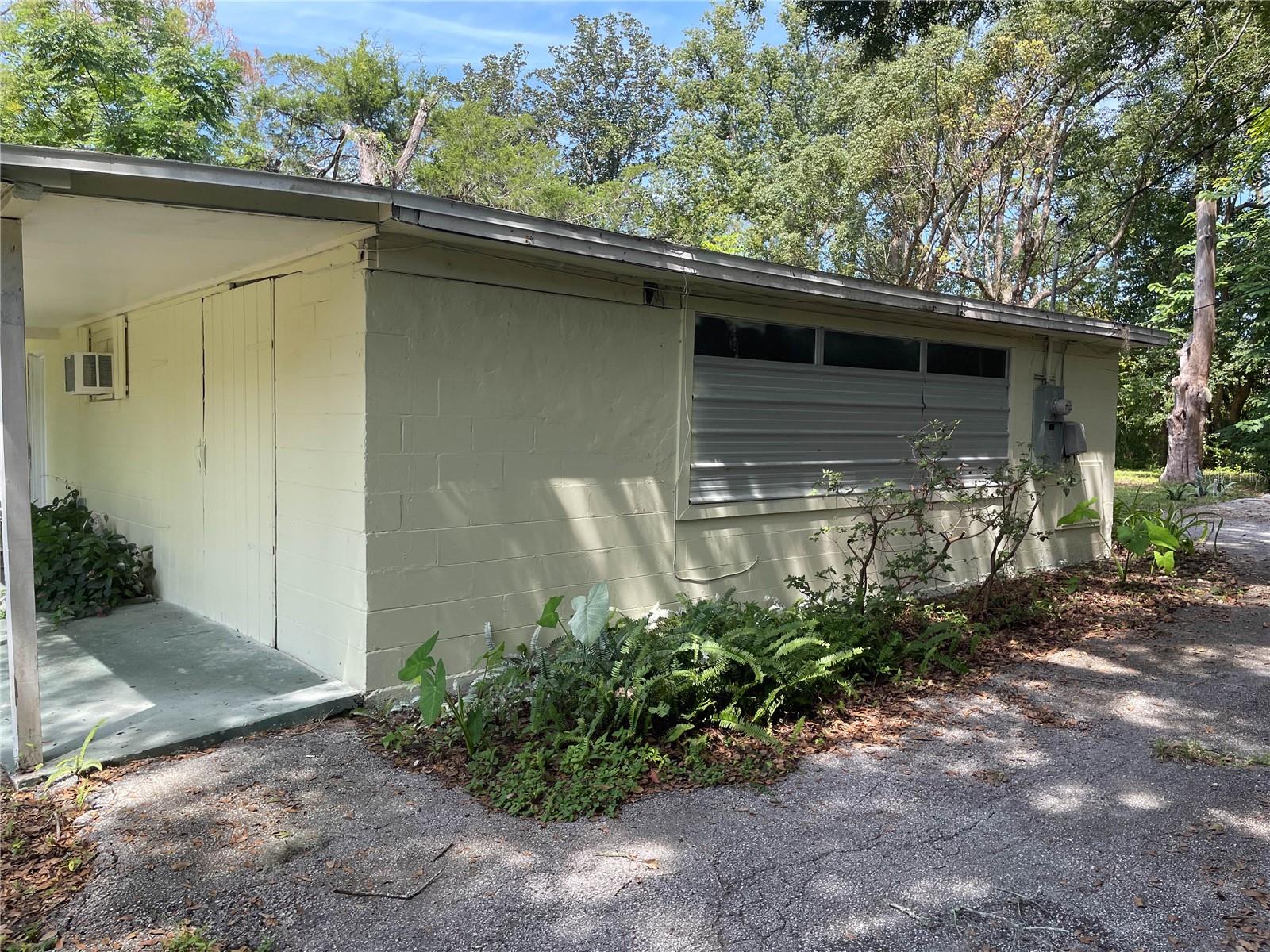 Listing photo id 9 for 901 Hartshorn Lane