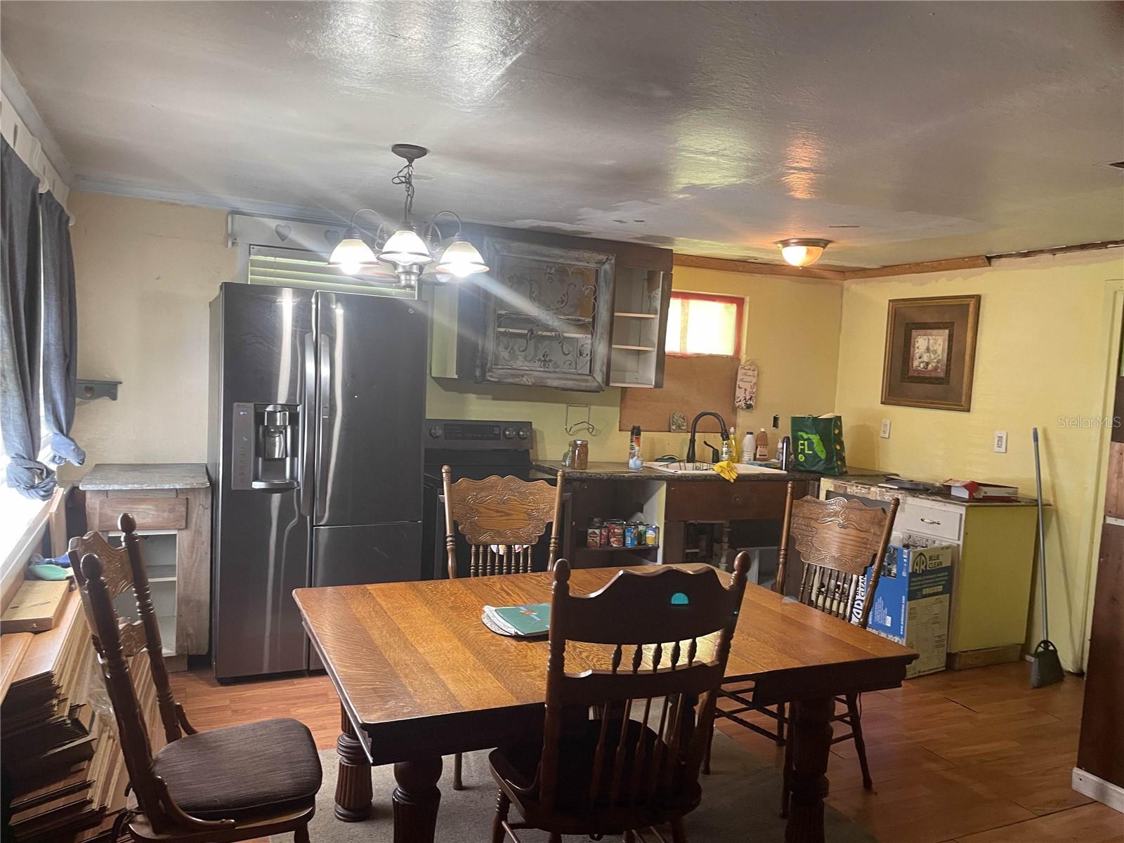 Listing photo id 10 for 901 Hartshorn Lane
