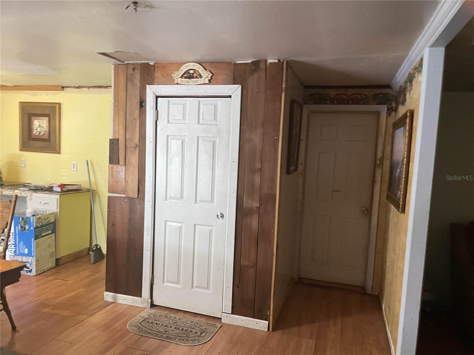 Listing photo id 11 for 901 Hartshorn Lane