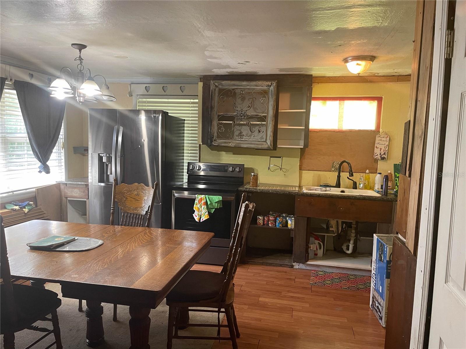 Listing photo id 13 for 901 Hartshorn Lane