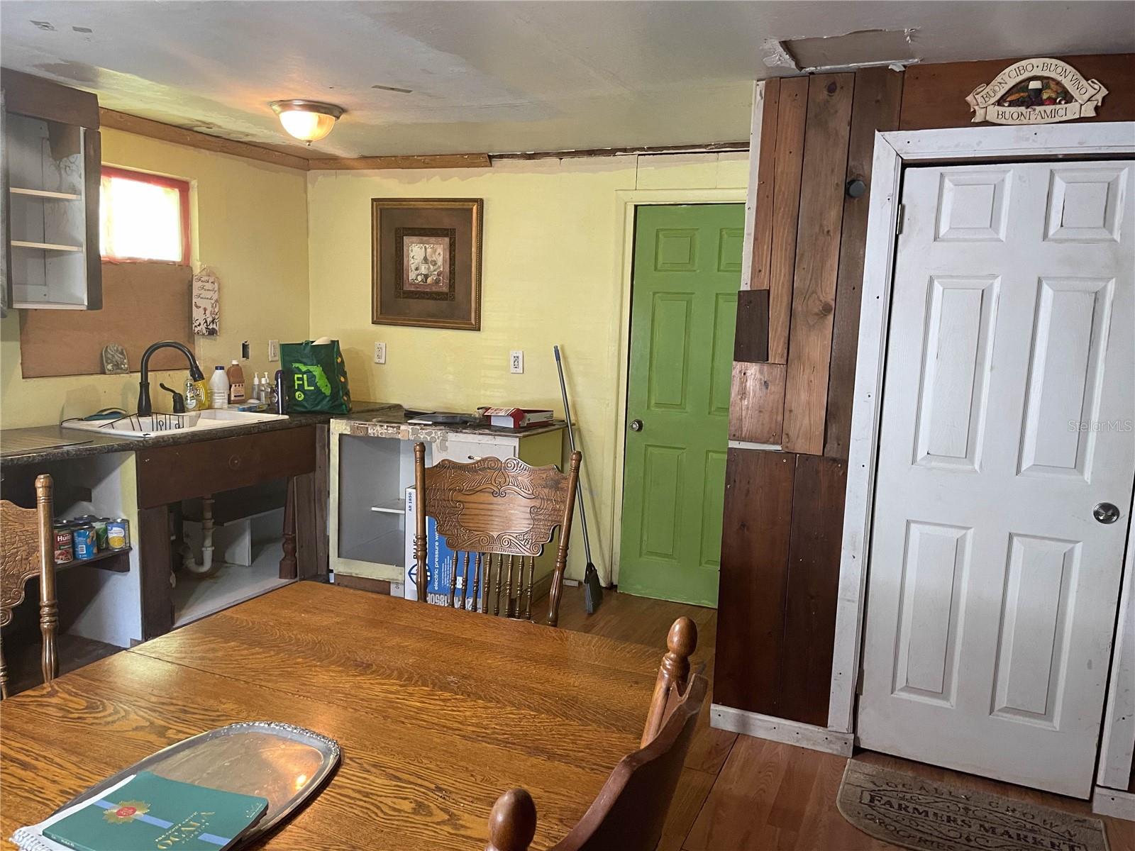 Listing photo id 14 for 901 Hartshorn Lane