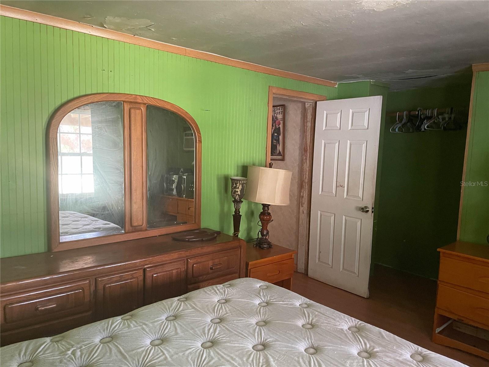 Listing photo id 18 for 901 Hartshorn Lane