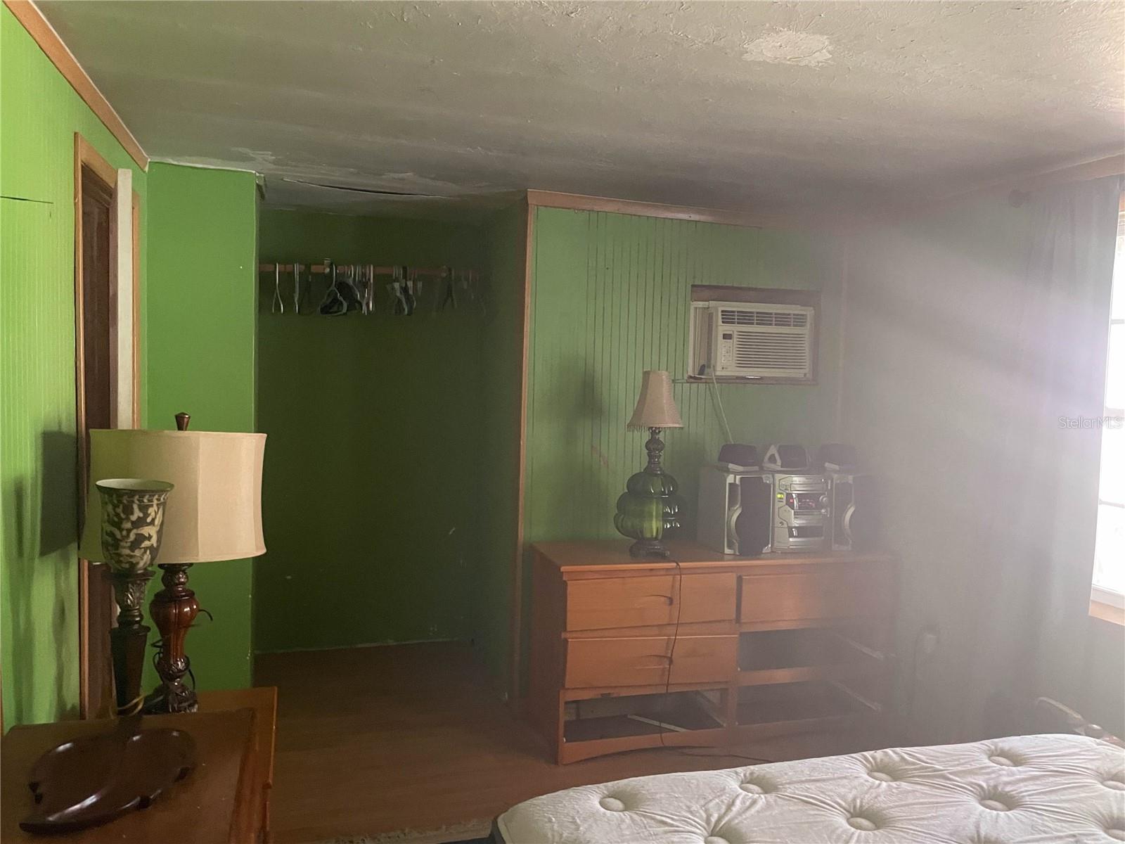 Listing photo id 19 for 901 Hartshorn Lane