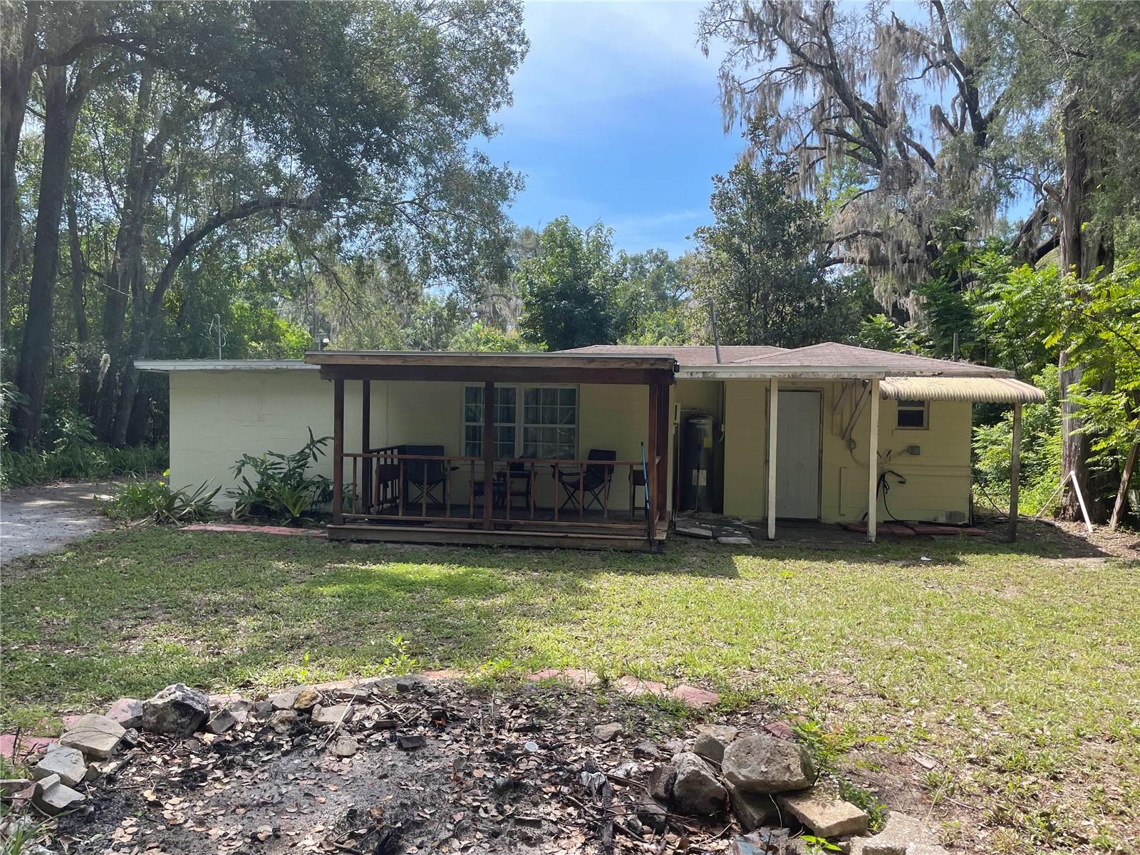 Listing photo id 3 for 901 Hartshorn Lane