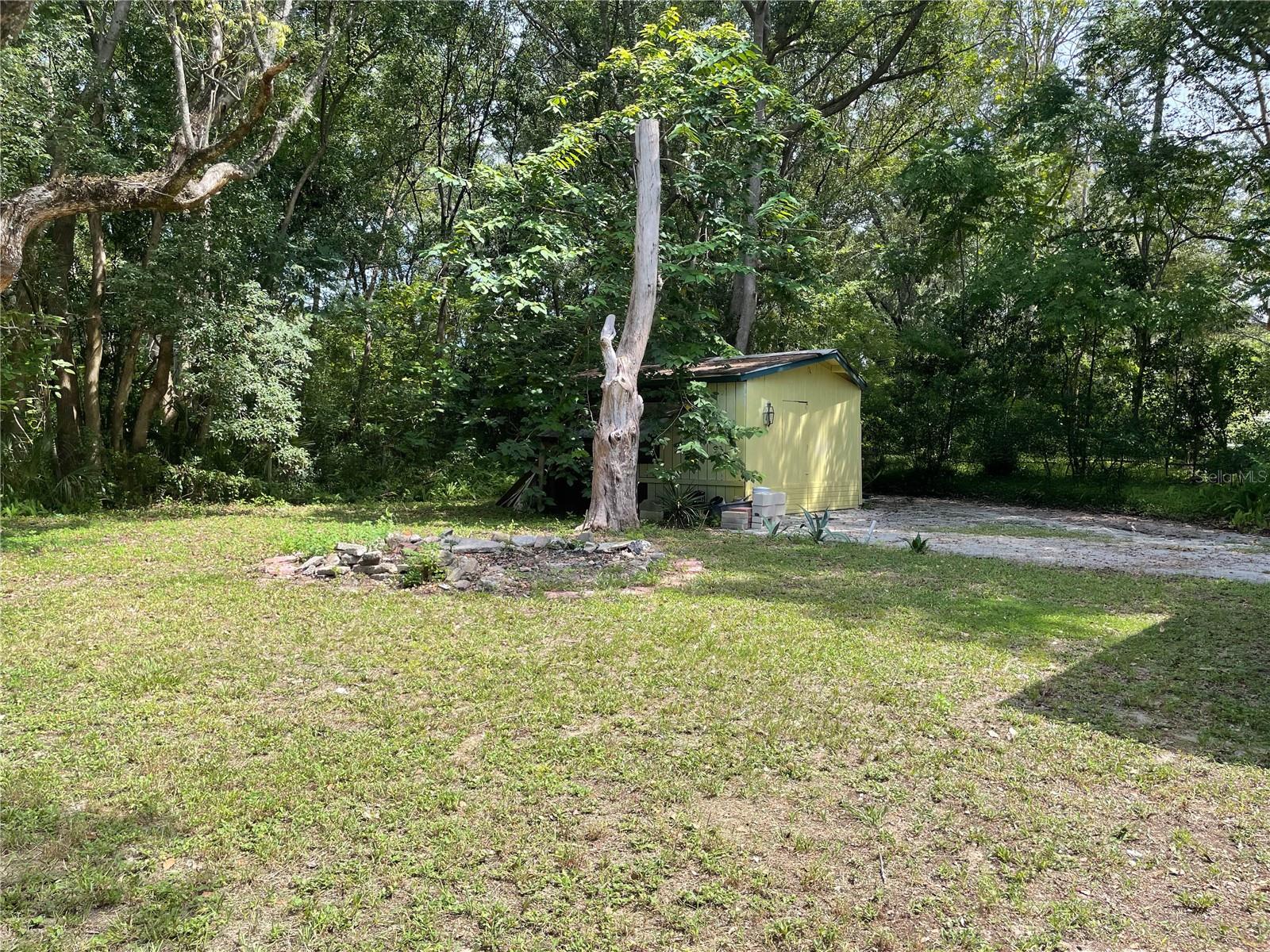 Listing photo id 7 for 901 Hartshorn Lane